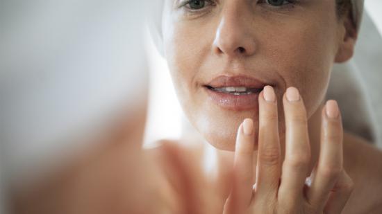 Kako se uspešno spopasti z aknami in ogrci ne glede na vaša leta